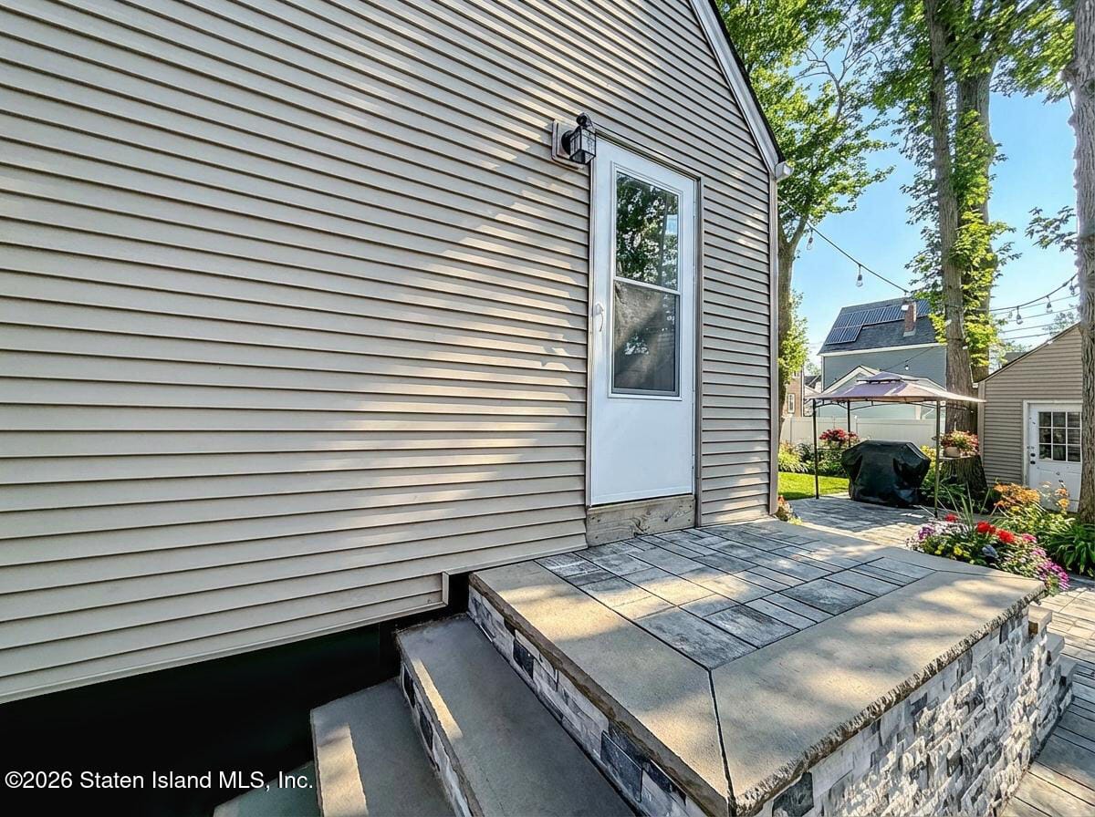 100 Acacia Avenue Image 4