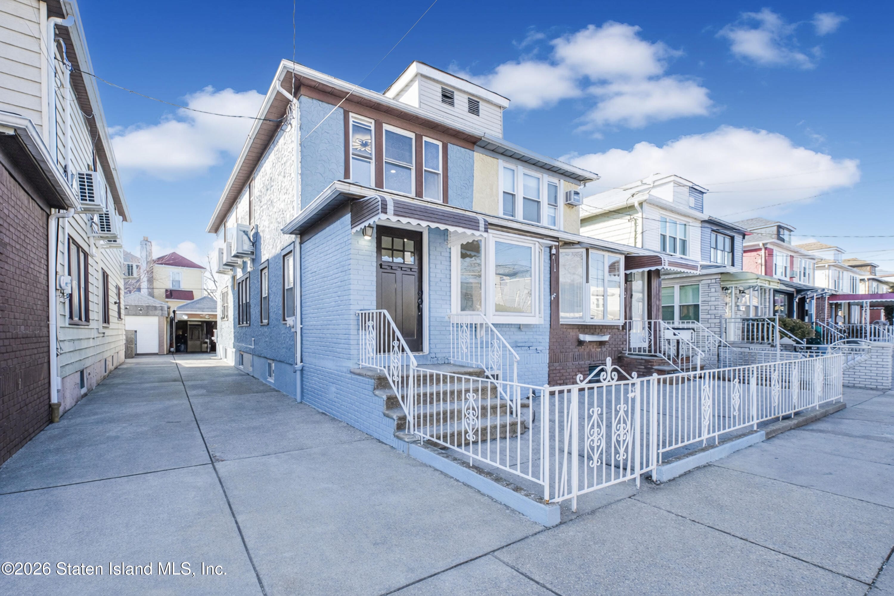 1514 E 55th Street Image 2