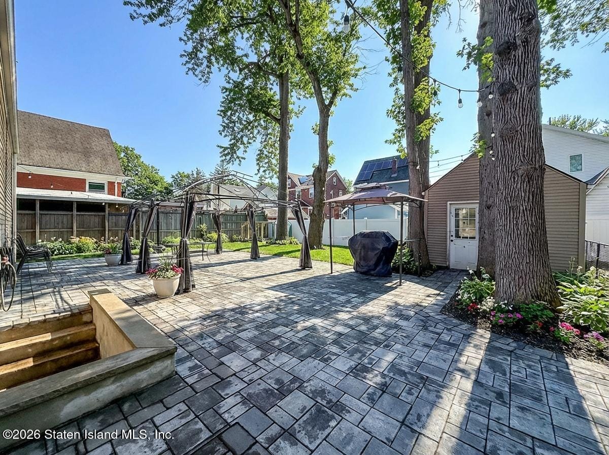 100 Acacia Avenue Image 5