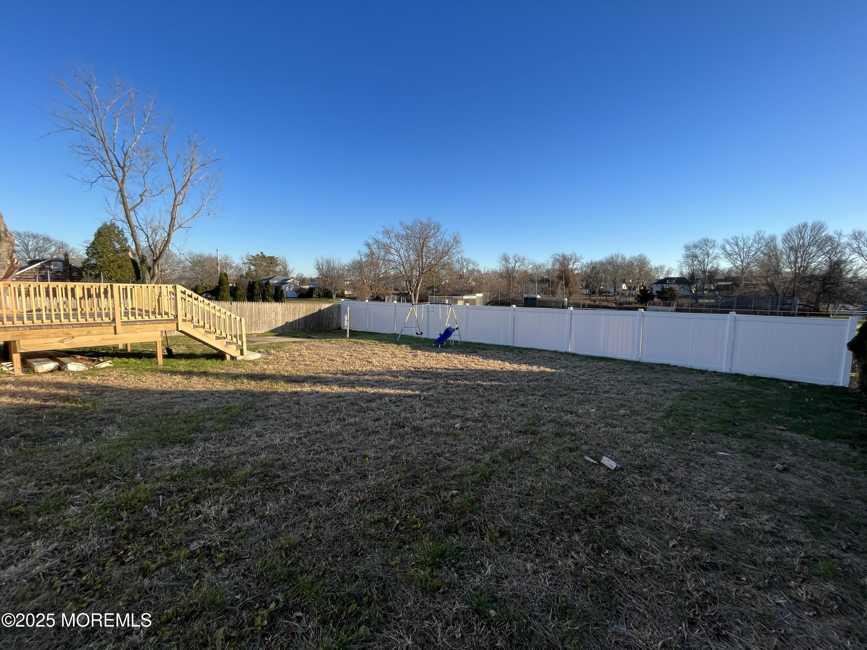 324 Fairfield Avenue Summer Image 3