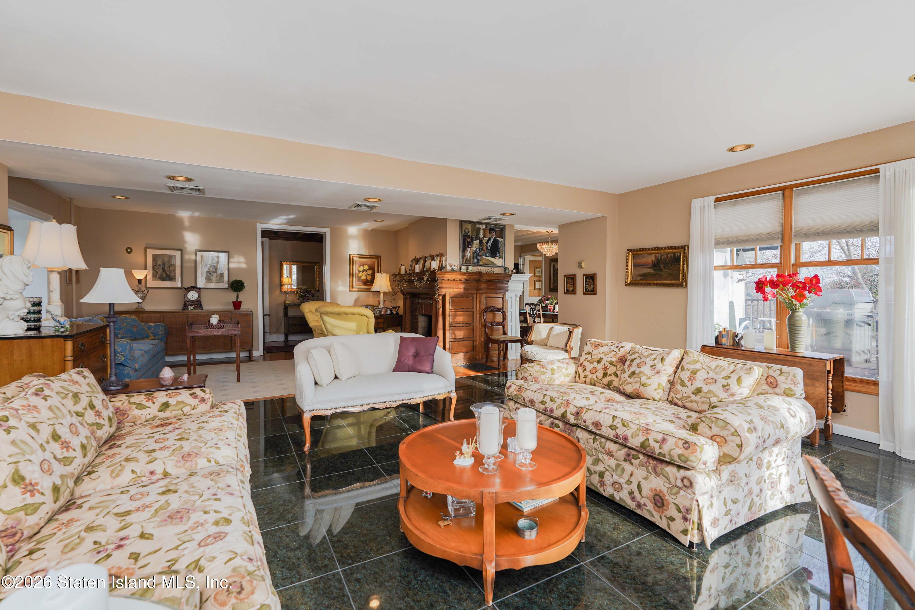 45 E Loop Road Image 5