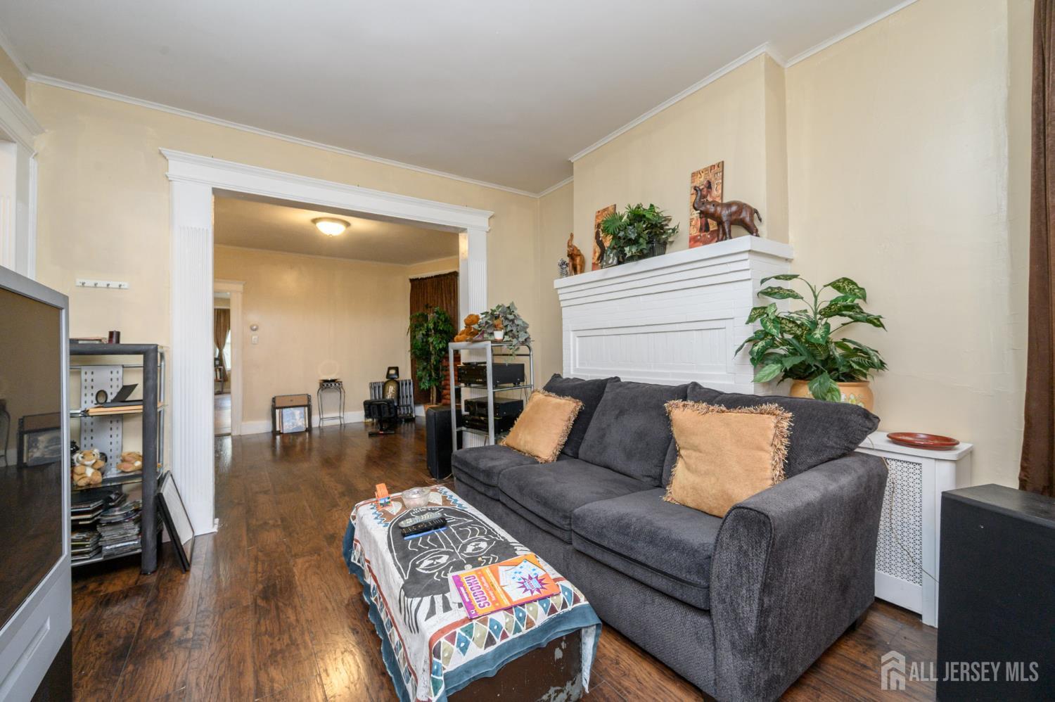 1053 Hunterdon Street Image 4