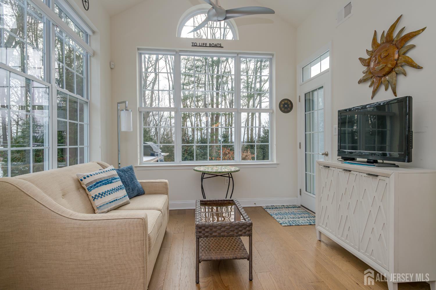 3 Inter Lachen Court Image 3