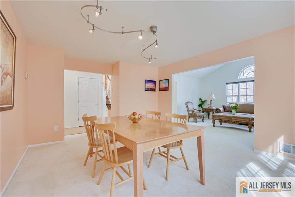 5 Labrador Drive Image 4