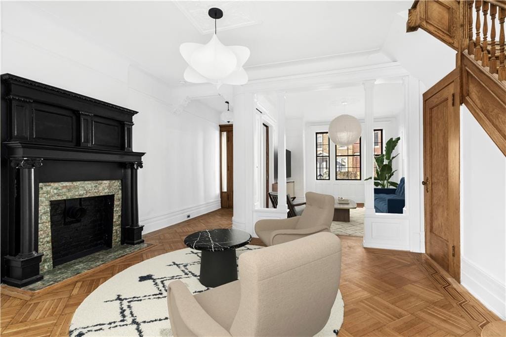 2236 Vanderveer Place Image 4