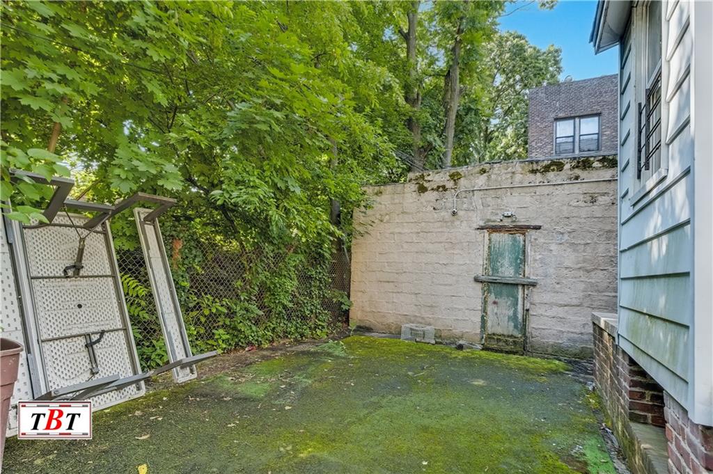 945 East 15th Image 3