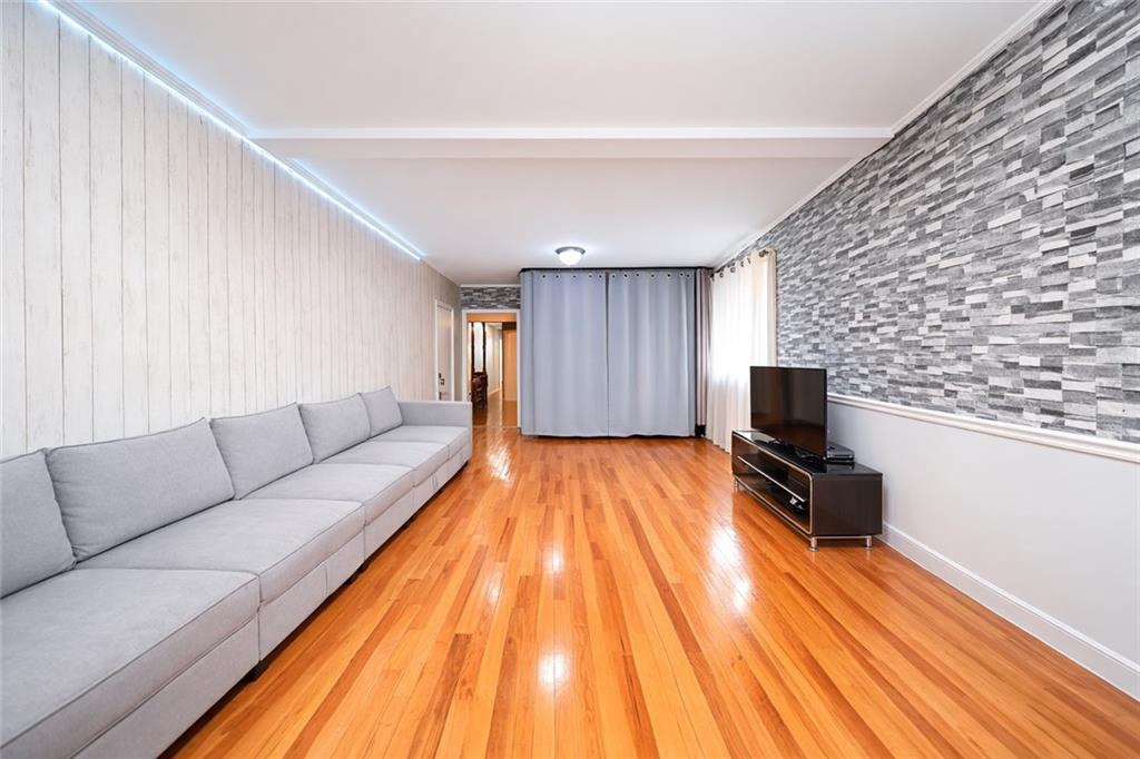 2419 West 3rd Street Image 4