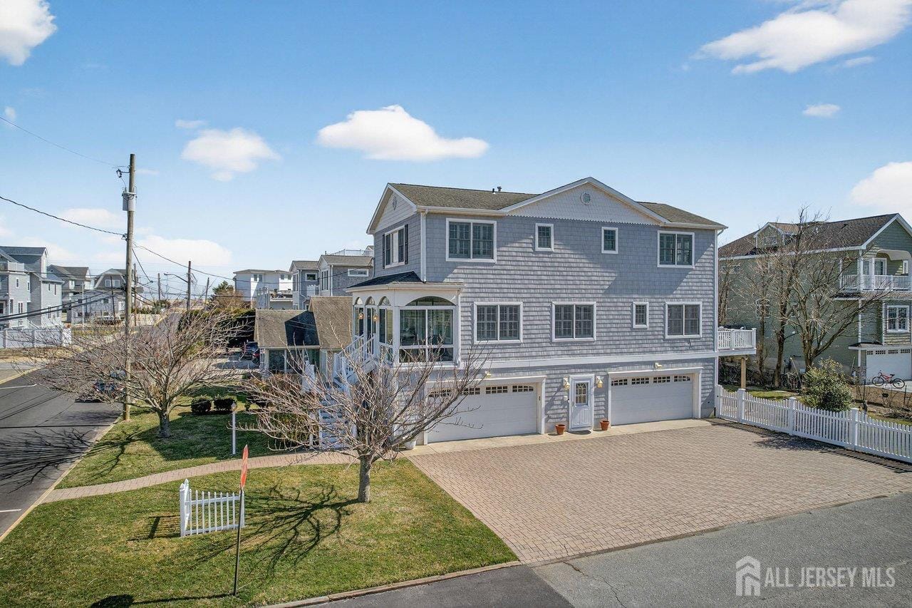 210 CARTER Avenue Image 2