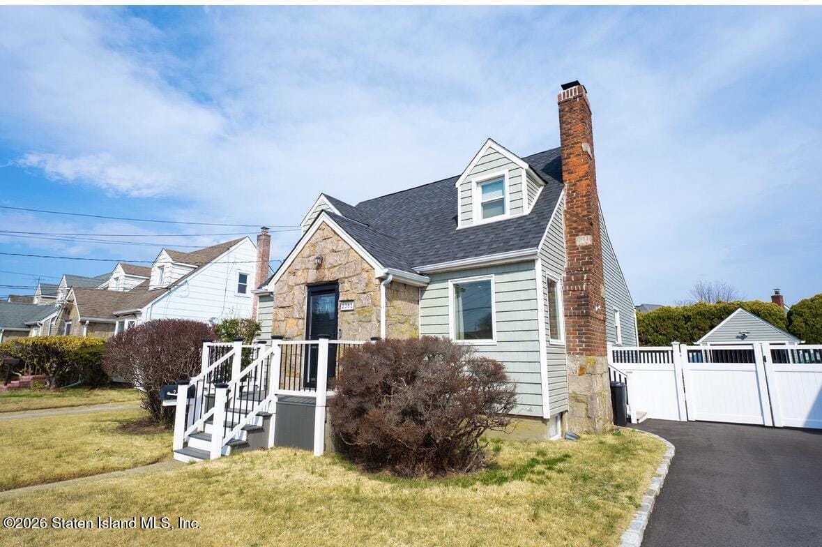 2381 Yorktown Street Image 5