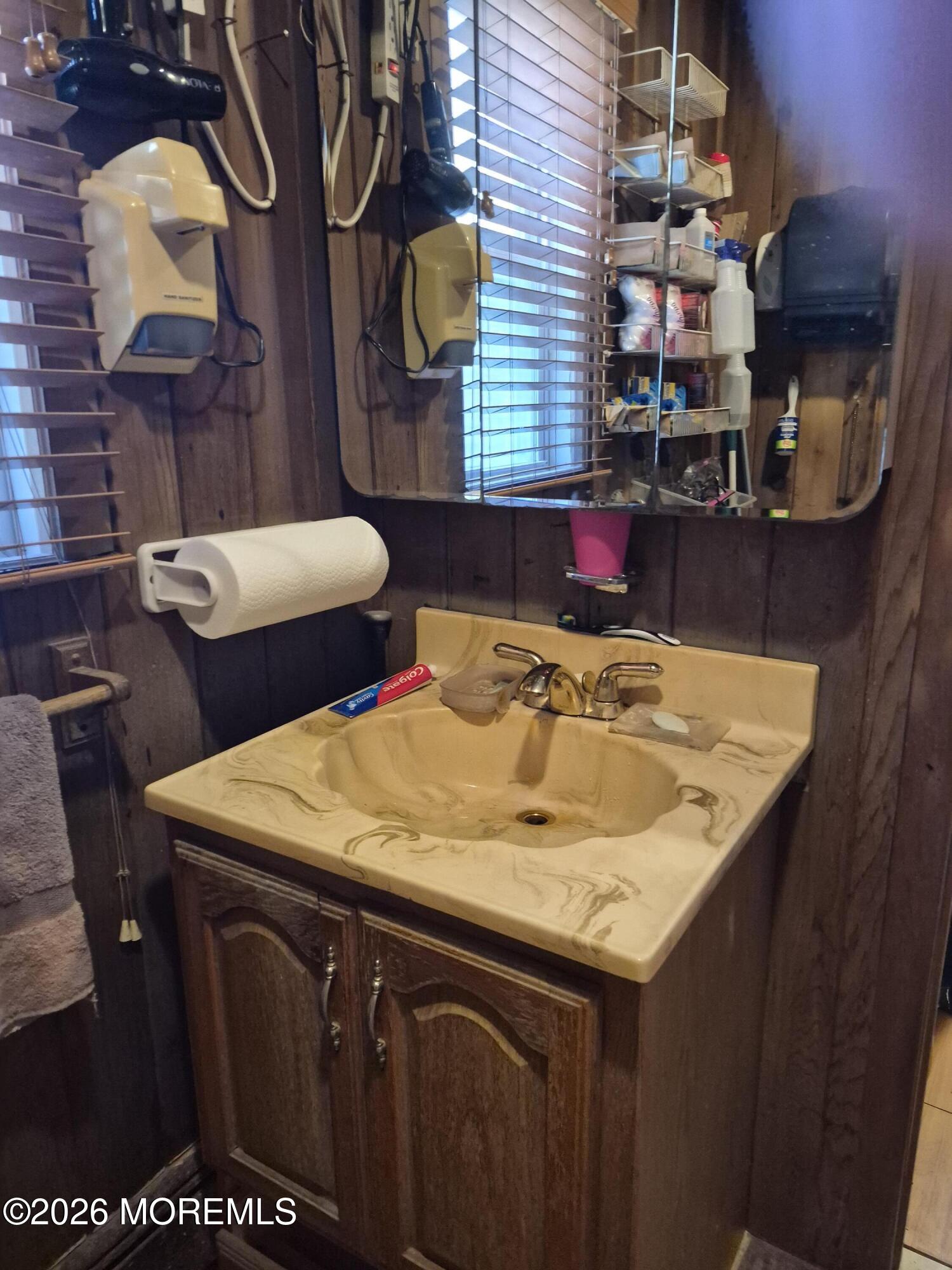 21 Cedar Swamp Road Image 5