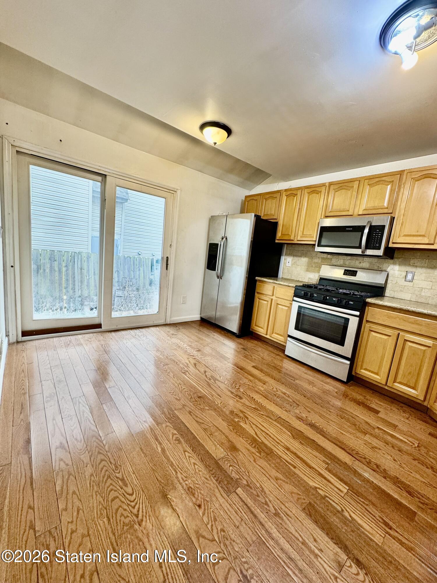 40 Grove Avenue Image 3