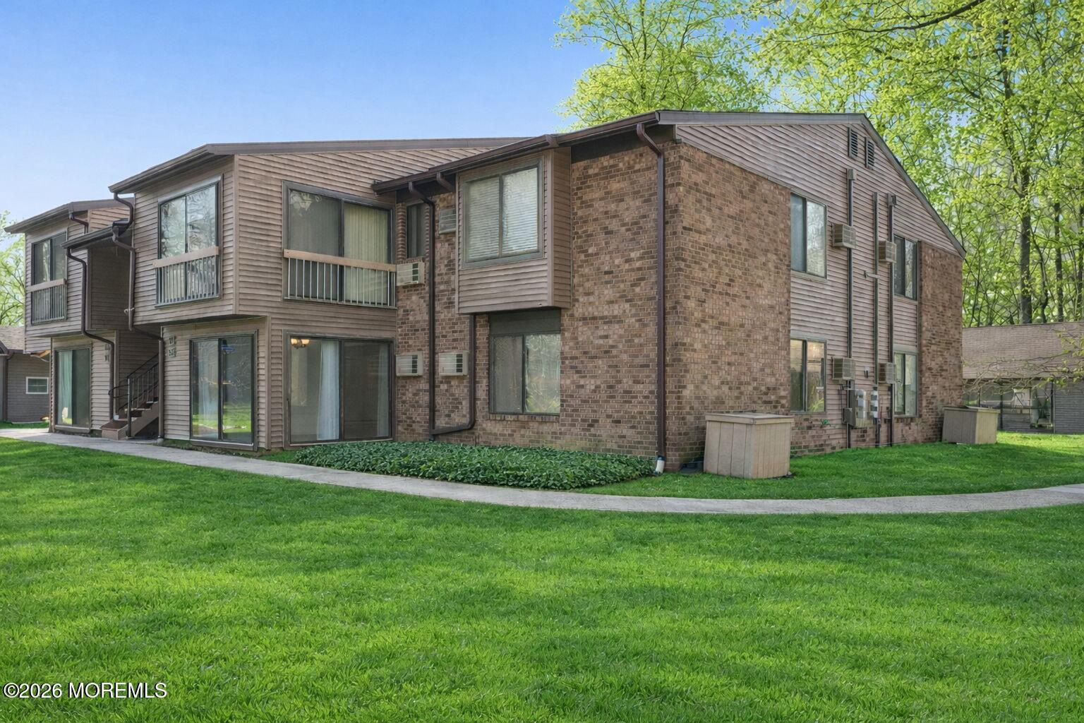 93 Lexington Court Image 3