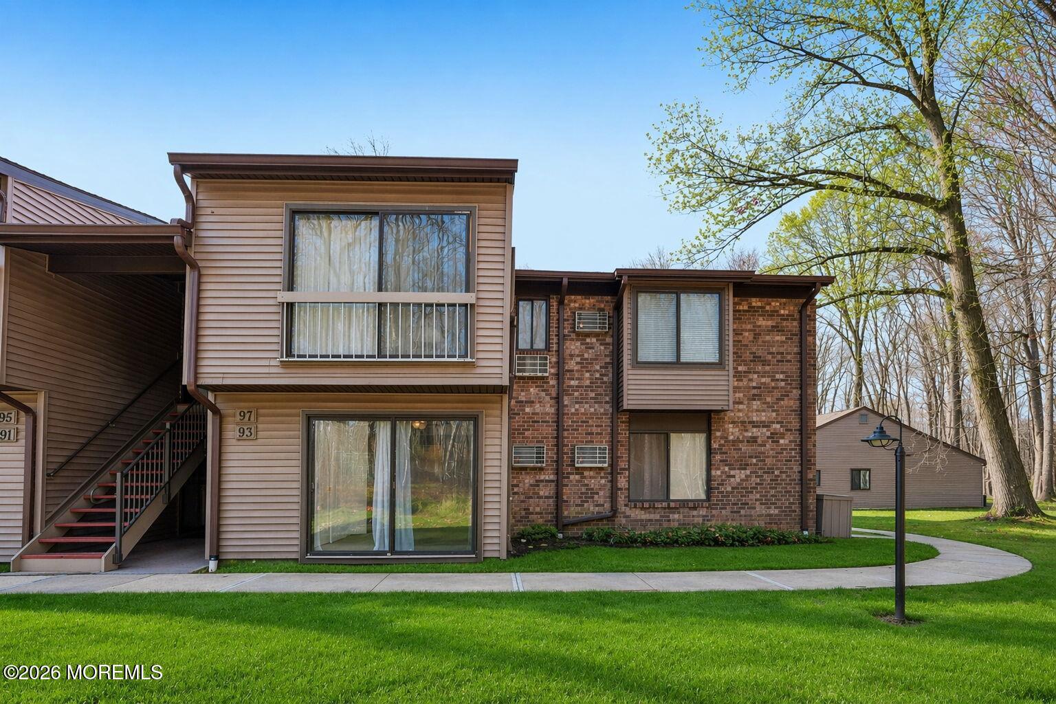 93 Lexington Court Image 4