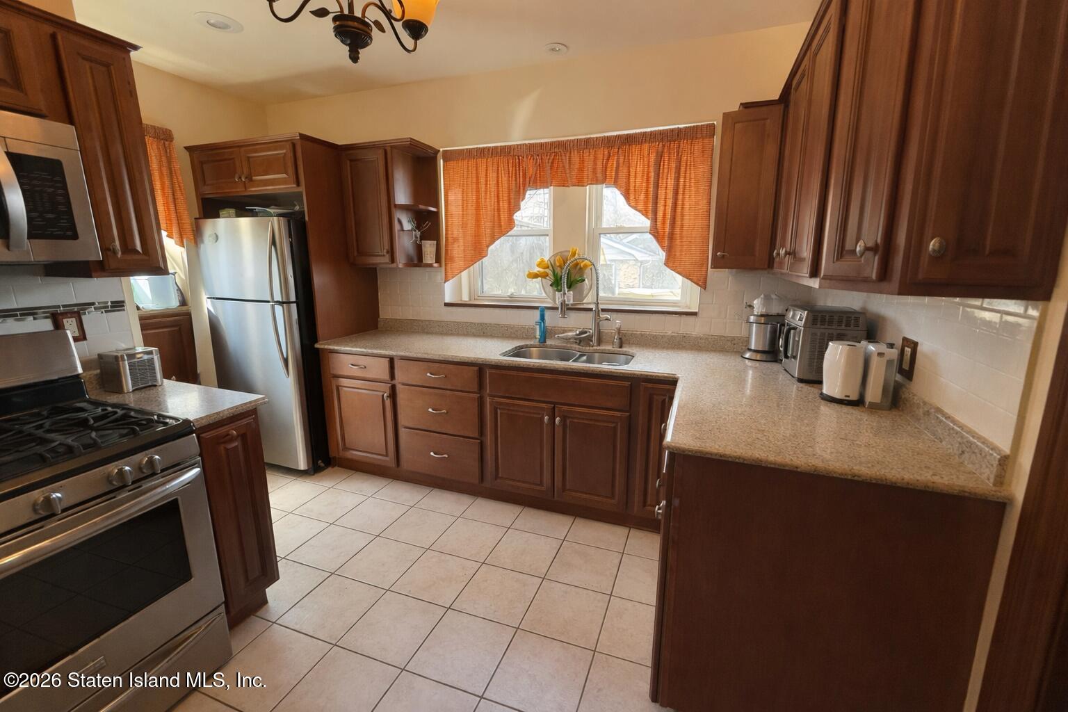 19 Lakeview Terrace Image 2