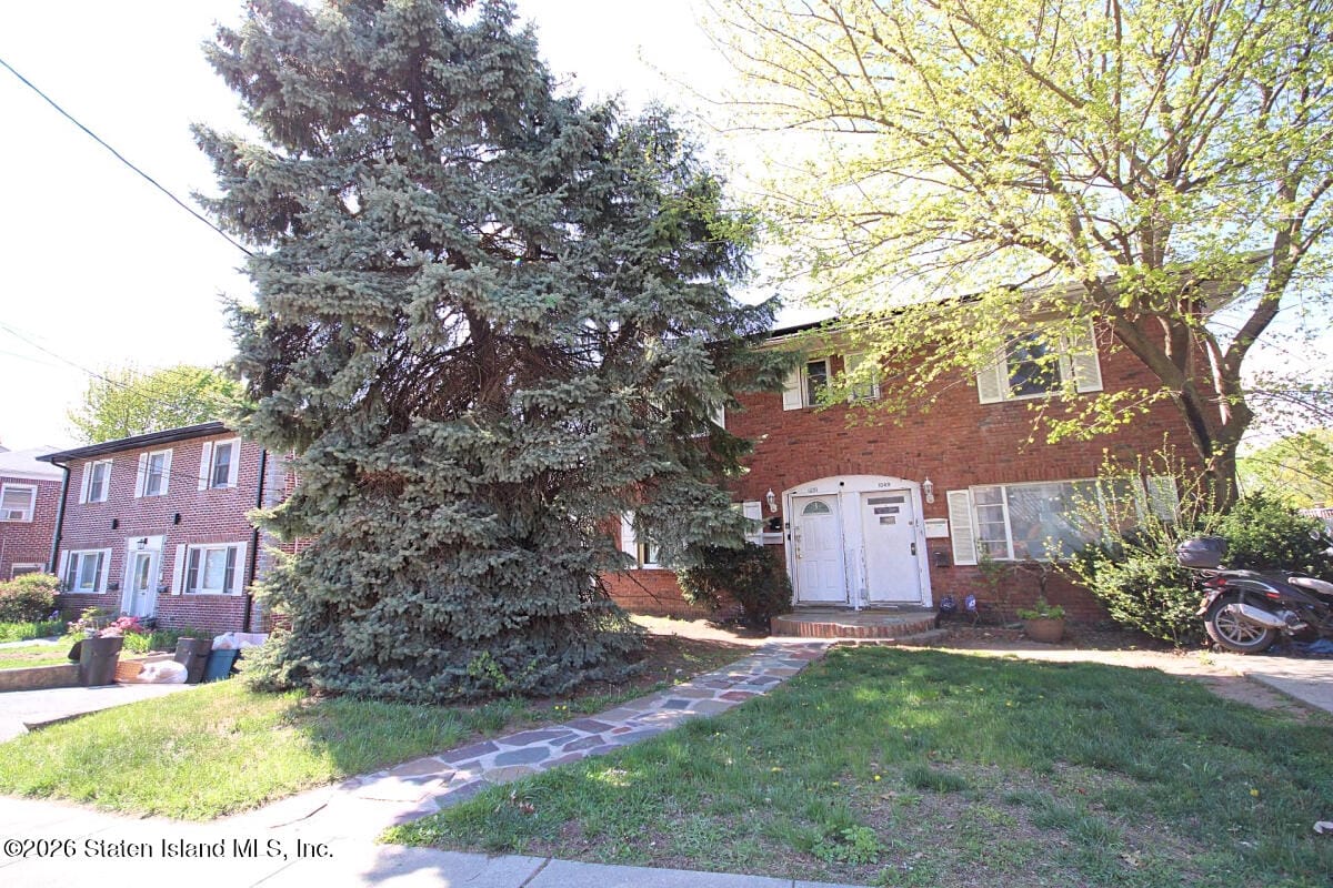 1051 Victory Boulevard Image 2