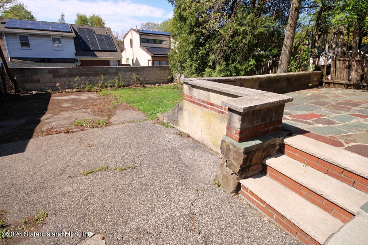 1051 Victory Boulevard Image 4