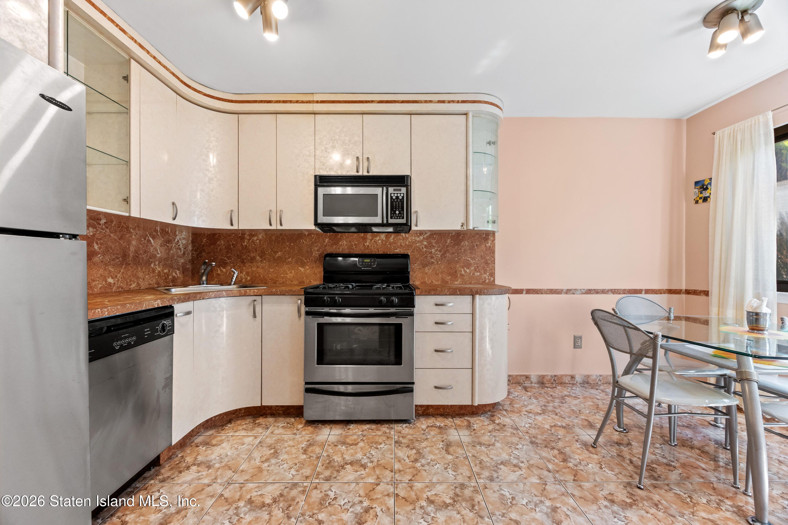 979 W Fingerboard Road, Staten Island, NY, 10304 image 8