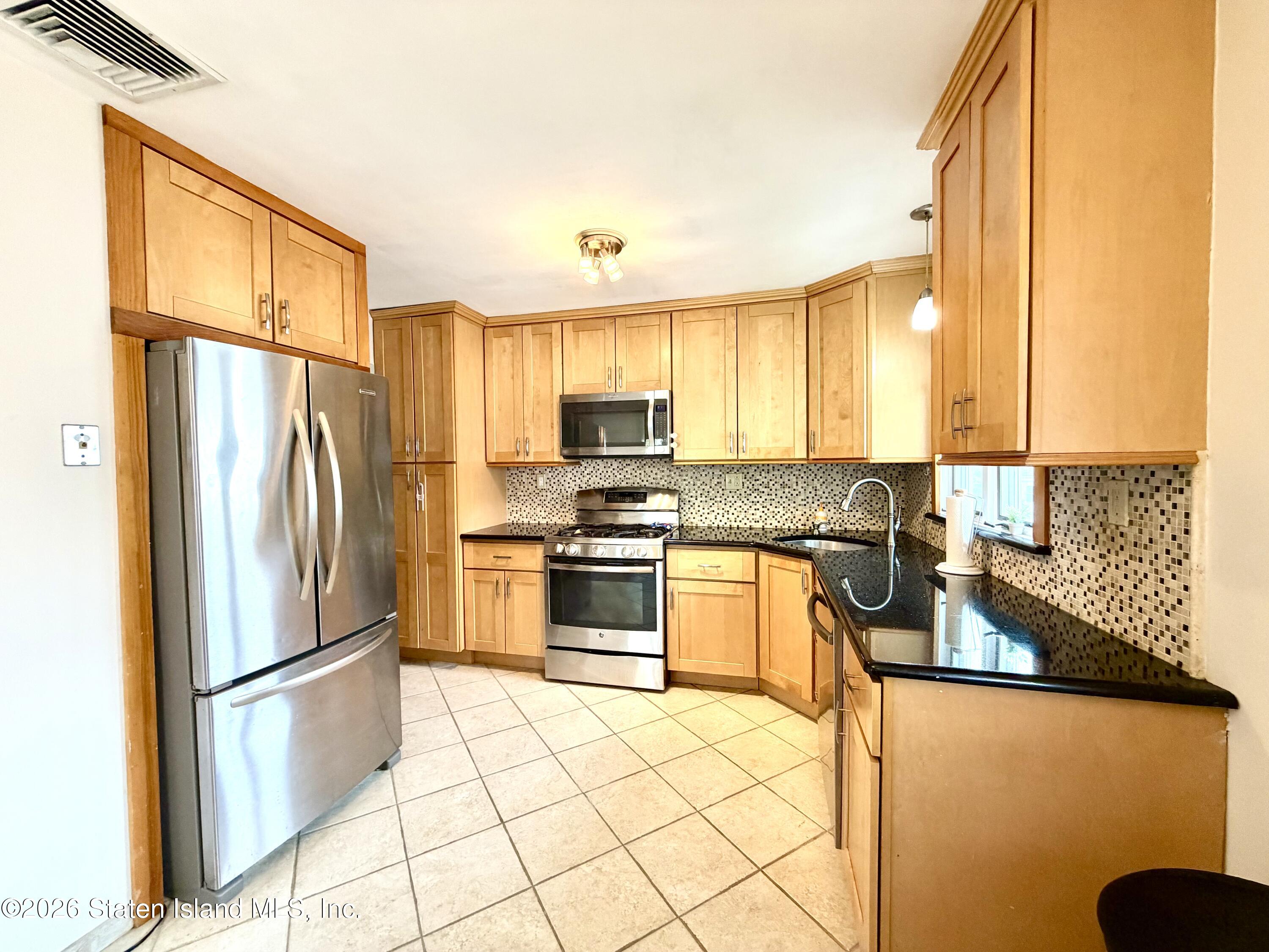 10 Twombly Avenue Image 3