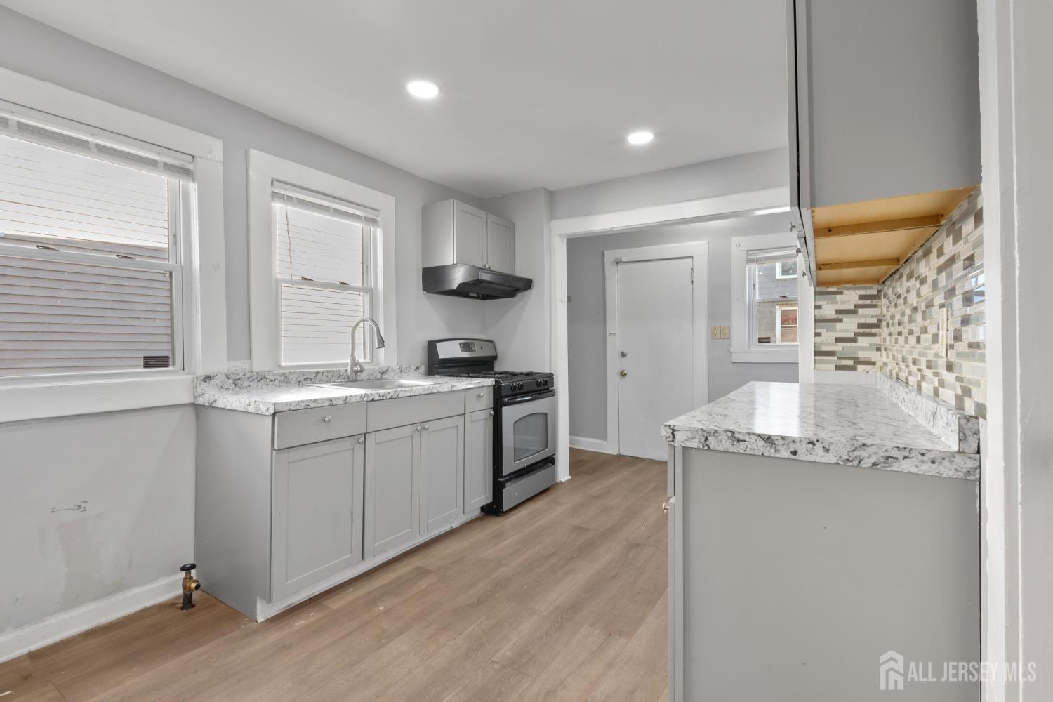 83 May Street Image 4