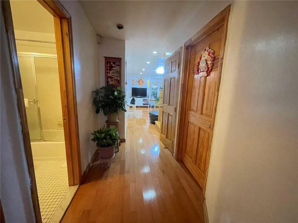 2856 West 30th Street Image 4