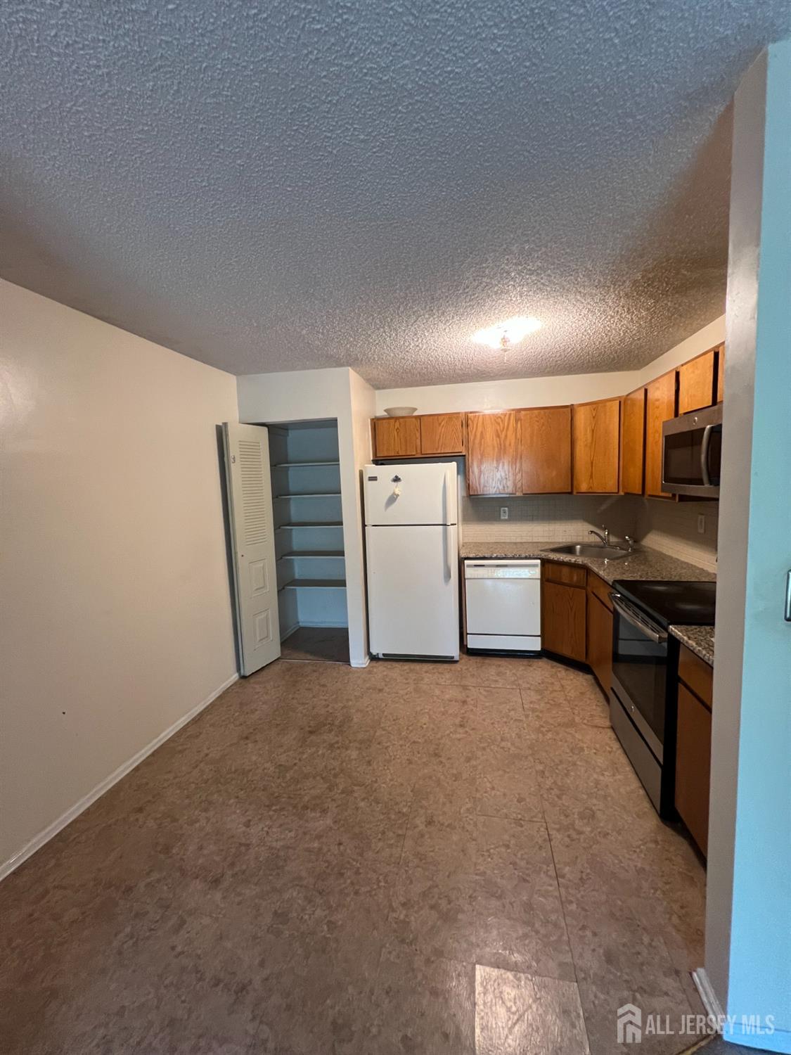 285 Hampshire Court Image 3