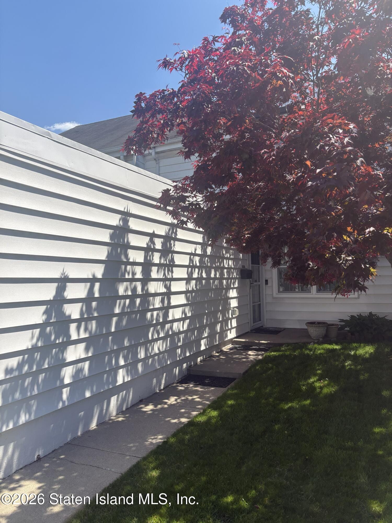 93 Hampton Green Image 2