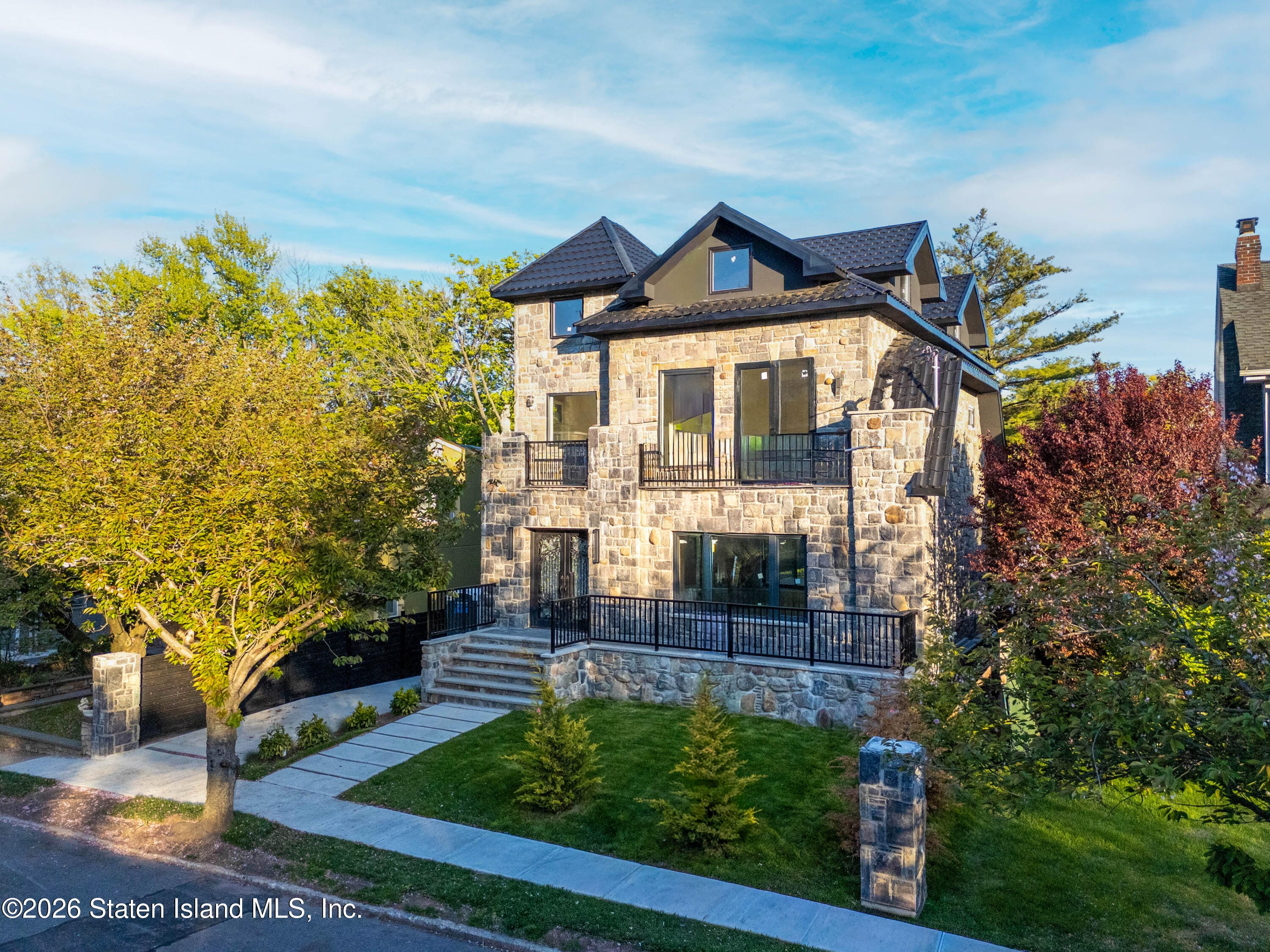 18 Shore Acres Road, Staten Island, NY, 10305